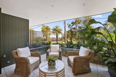 View (from property/room), Living room, Garden view