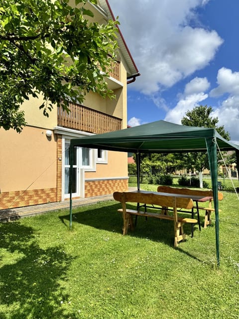 Property building, Day, Balcony/Terrace