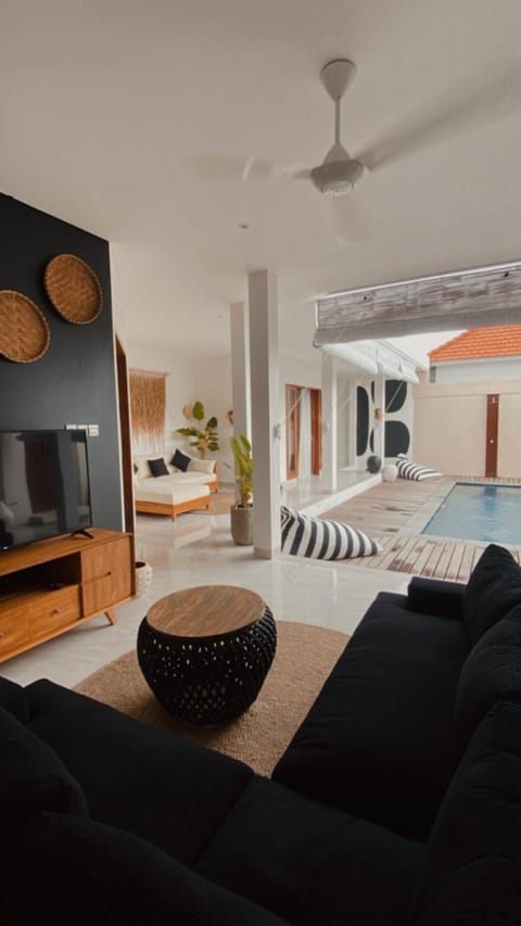 TV and multimedia, Living room, Swimming pool