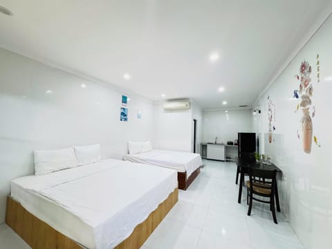 Bed, TV and multimedia, Photo of the whole room, Seating area, Bedroom, air conditioner