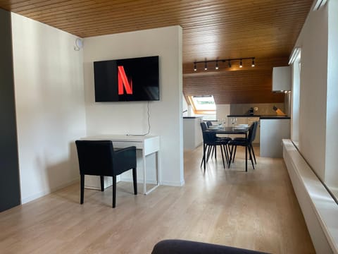 Communal lounge/ TV room, TV and multimedia, Kitchen or kitchenette, Living room, Seating area, Dining area