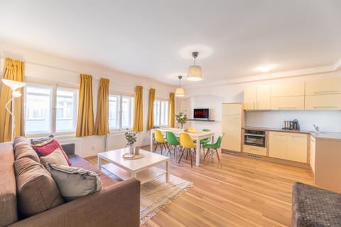 Kitchen or kitchenette, Living room, Seating area, Dining area