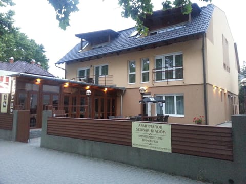 Facade/entrance