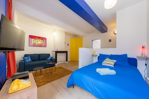 Bed, TV and multimedia, Living room, Photo of the whole room, Seating area, Bedroom, towels