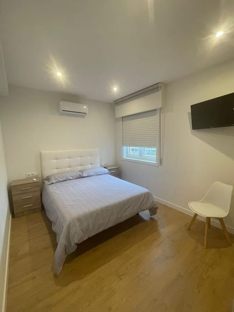 Bed, TV and multimedia, Photo of the whole room, Bedroom, air conditioner