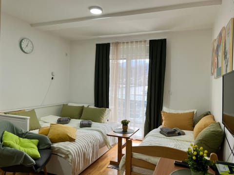 Bed, TV and multimedia, Balcony/Terrace, Living room, Seating area, Bedroom