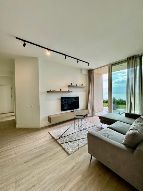 Communal lounge/ TV room, Natural landscape, TV and multimedia, Living room, Seating area