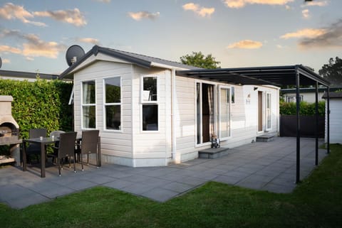 Property building, Spring, Day, Garden, Garden view