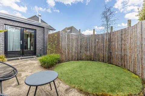 Property building, Patio, Spring, Day, Garden, Garden view