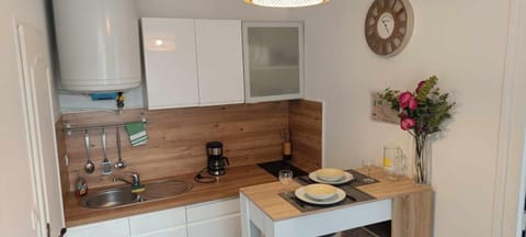 Coffee/tea facilities, Kitchen or kitchenette, stove