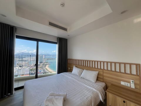 Bed, Natural landscape, View (from property/room), Balcony/Terrace, Bedroom, City view, Sea view