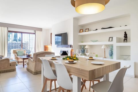TV and multimedia, Living room, Seating area, Dining area, air conditioner