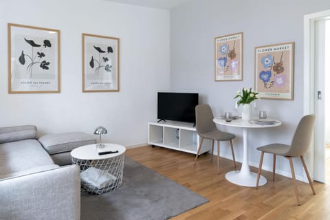 TV and multimedia, Living room, Photo of the whole room, Dining area