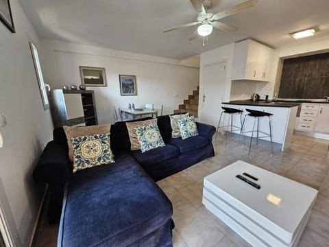 Kitchen or kitchenette, Living room, Seating area, Dining area, stove