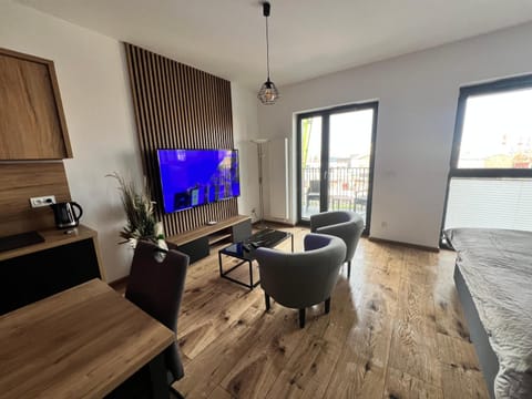 Communal lounge/ TV room, Bed, TV and multimedia, Kitchen or kitchenette, Living room, Photo of the whole room, Seating area, Dining area, Evening entertainment, Bedroom