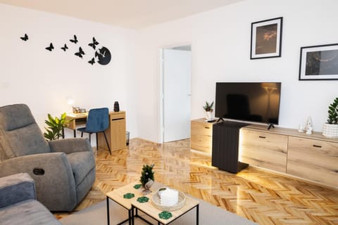 Communal lounge/ TV room, TV and multimedia, Living room, Seating area, Evening entertainment