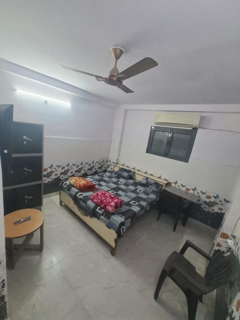 Bed, TV and multimedia, Living room, Photo of the whole room, Seating area, Bedroom, air conditioner