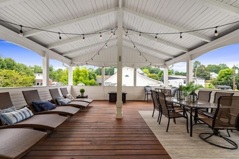 NEW King Bed,Suite,Downtown BR Southern Charm Boxcar Apartment in Blue Ridge