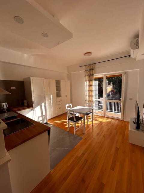 TV and multimedia, Kitchen or kitchenette, Living room, Dining area, stove, air conditioner