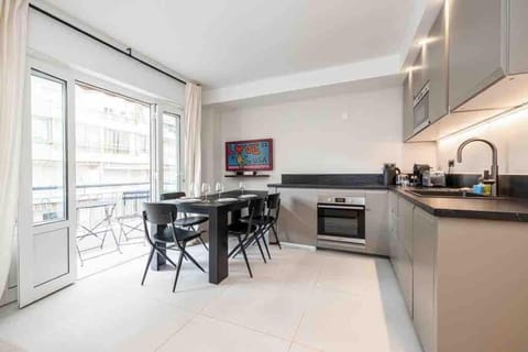 Seating area, dishwasher, toaster
