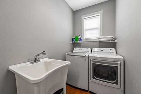 NEW King Bed, Suite, Downtown BR, Southern Charm Caboose Apartment in Blue Ridge