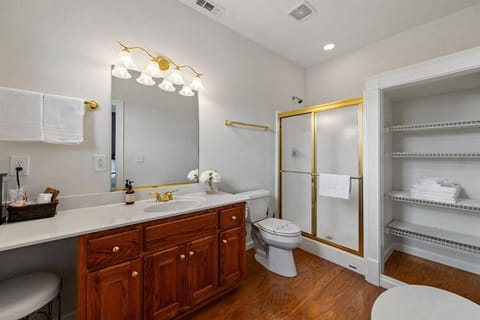 NEW King Bed, Suite, Downtown BR, Southern Charm Caboose Apartment in Blue Ridge