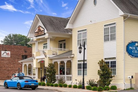 NEW King Bed, Suite, Downtown BR, Southern Charm Caboose Apartment in Blue Ridge