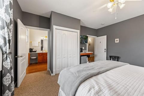 NEW King Bed, Suite, Downtown BR, Southern Charm Caboose Apartment in Blue Ridge