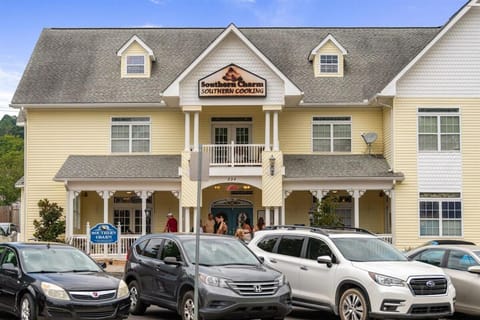 Charming Downtown Suite with Modern Comforts - Depot Apartment in Blue Ridge