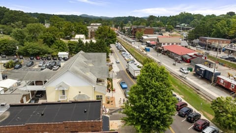 Charming Downtown Suite with Modern Comforts - Depot Apartment in Blue Ridge