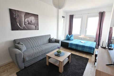 Bed, TV and multimedia, Living room