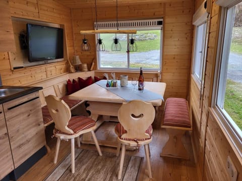 TV and multimedia, Kitchen or kitchenette, Living room, Seating area, Dining area