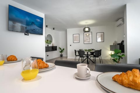 Living room, Dining area