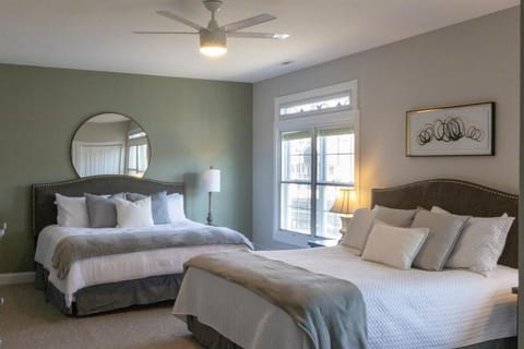 Penthouse Suite Right in the Heart of Downtown - Trackside Apartment in Blue Ridge