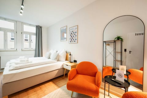 Bed, TV and multimedia, Photo of the whole room, Seating area, Bedroom