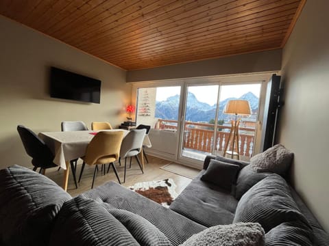 Communal lounge/ TV room, Mountain view