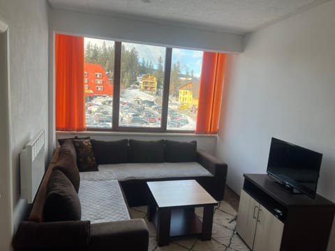 Communal lounge/ TV room, TV and multimedia, Living room, Seating area, Evening entertainment