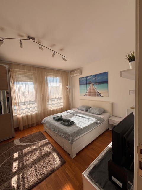Bed, Living room, Photo of the whole room, Seating area, Bedroom