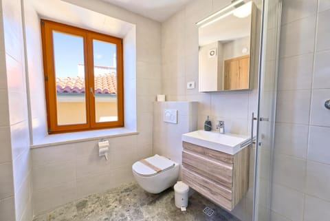 Shower, Toilet, Bathroom, towels