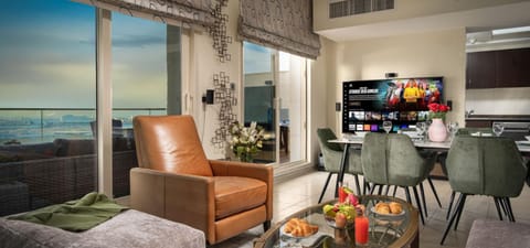 TV and multimedia, Seating area, Dining area