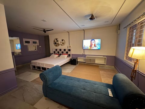 Bed, TV and multimedia, Photo of the whole room, Seating area, Bedroom