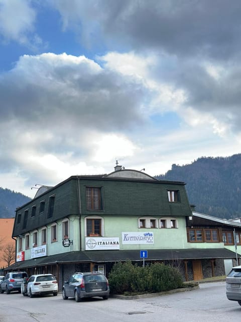 Property building, Restaurant/places to eat, Neighbourhood, Natural landscape, Mountain view, Location, Parking