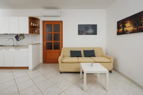 Kitchen or kitchenette, Living room, Seating area