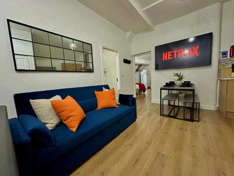 Communal lounge/ TV room, TV and multimedia, Living room, Seating area, Evening entertainment