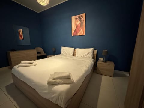 Bed, Bedroom, towels