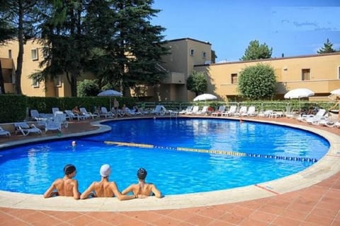 Day, Swimming pool, group of guests