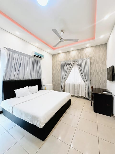 Bed, TV and multimedia, Photo of the whole room, air conditioner
