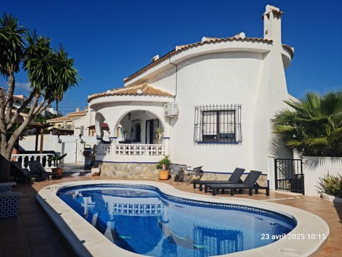 Property building, Patio, Day, Pool view, Swimming pool, sunbed