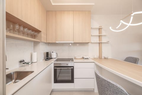 Coffee/tea facilities, Kitchen or kitchenette, dishwasher, stove, toaster