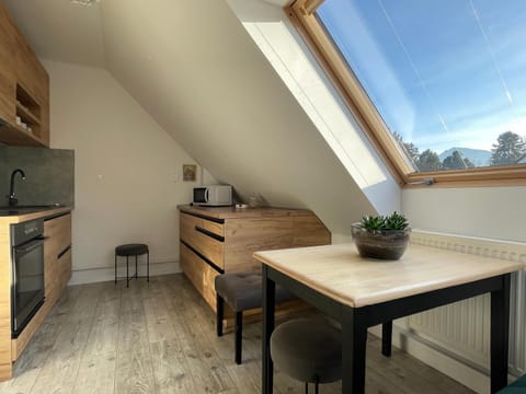 Coffee/tea facilities, Kitchen or kitchenette, Dining area, oven, stove